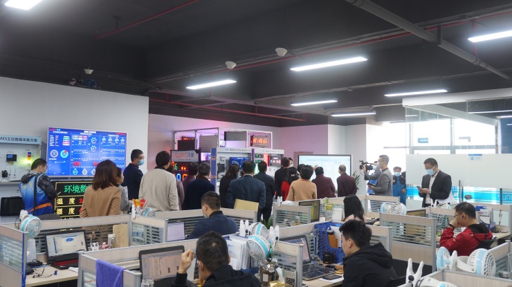 向視察團(tuán)展示智慧廁所系統(tǒng) 向視察團(tuán)展示智慧廁所系統(tǒng)