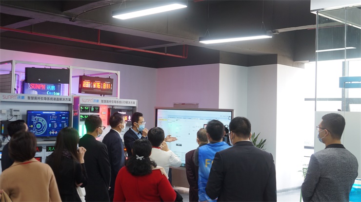 向視察團(tuán)展示OKMES系統(tǒng) 向視察團(tuán)展示OKMES系統(tǒng)