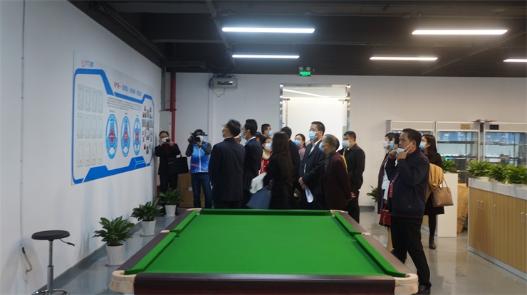 向視察團(tuán)闡述訊鵬企業(yè)文化 向視察團(tuán)闡述訊鵬企業(yè)文化